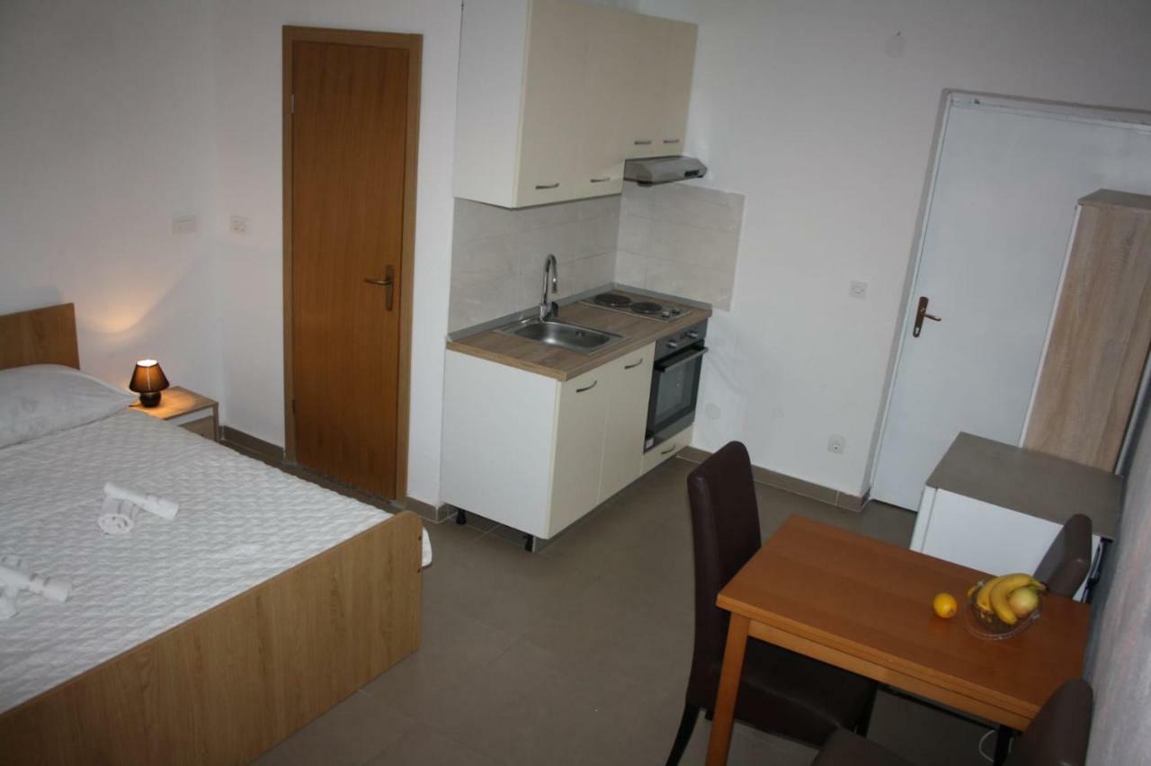 Apartments Monika Omis Bagian luar foto